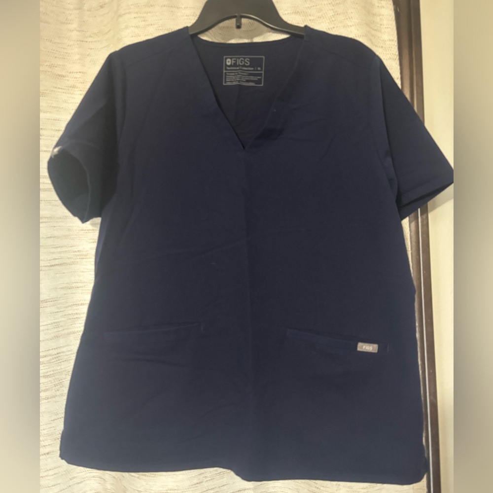 XL figs scrub top